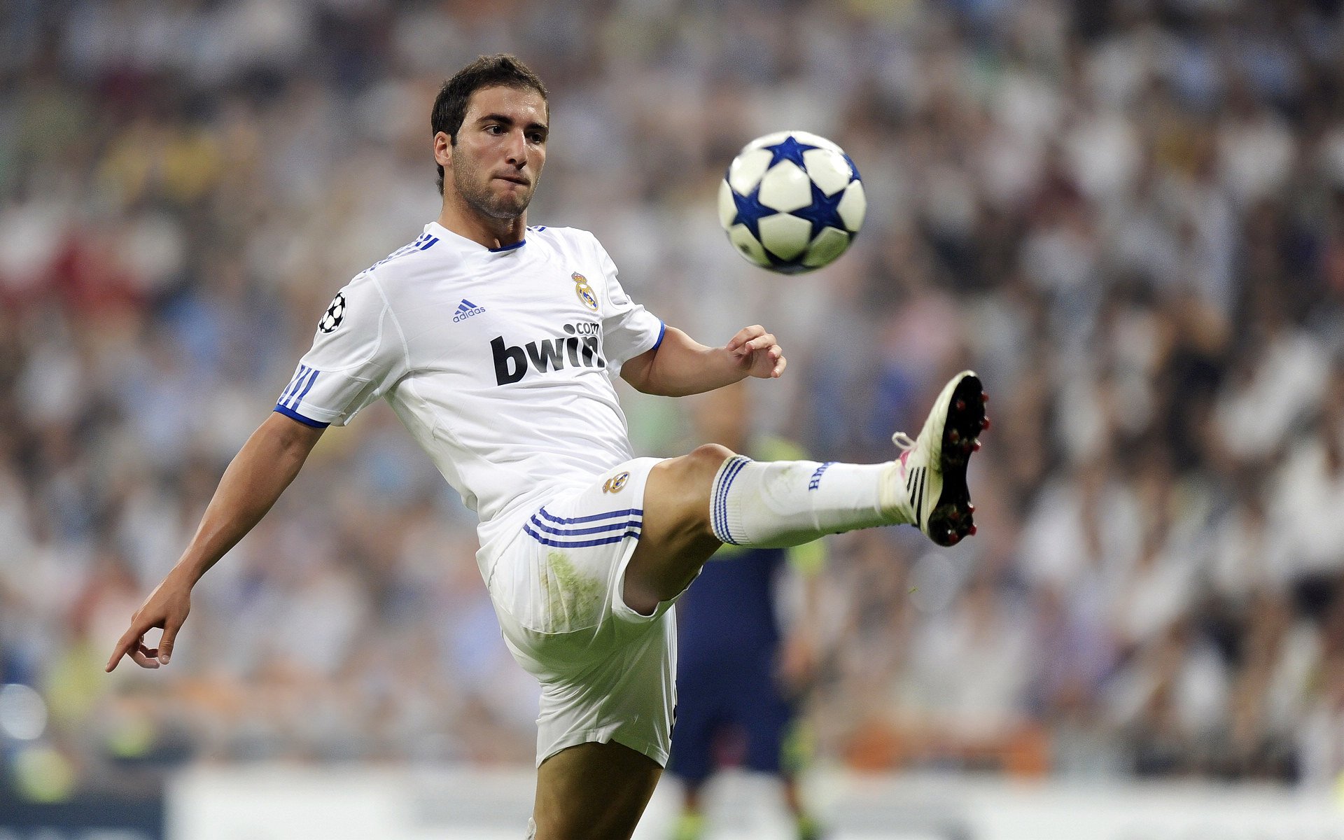 凯恩意外战胜皇家马德里，领先优势明显引爆全场！引发球迷热议